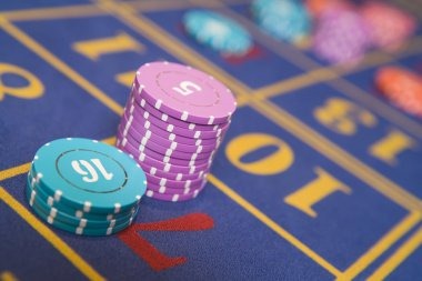 Live dealer at rumpitoto slot Texas Hold'em Bonus table showing community cards on felt